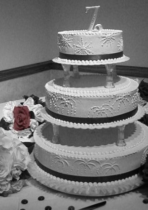 lasures_bw_wedding_cake